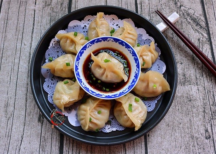 鲜嫩多汁的凉薯鲜肉煎饺,我喜欢的酱汁：饺子醋拌酱油，撒点葱花即成