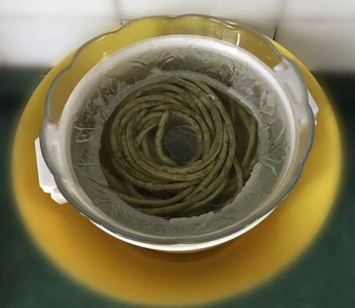 肉沫酸豆角,腌制3~4天后豇豆已由绿色变黄,碗底也逐渐长出白色盐沫