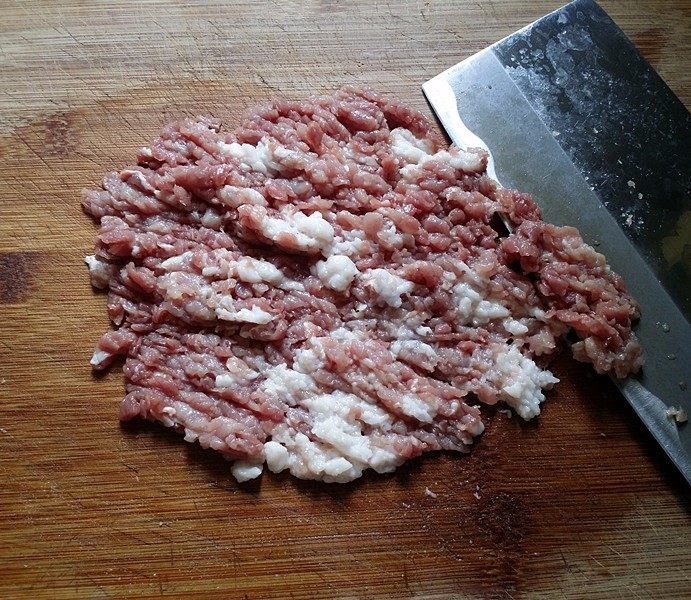 肉沫酸豆角,<a style='color:red;display:inline-block;' href='/shicai/ 414'>猪肉</a>洗净沥干,再用刀剁成肉沫