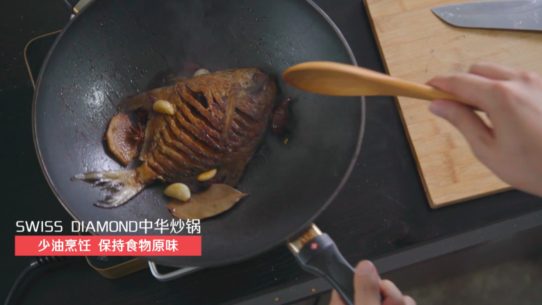 营养丰富又不长肉的老醋煎平鱼,放入适量老醋,一小碗生抽和适量的糖。