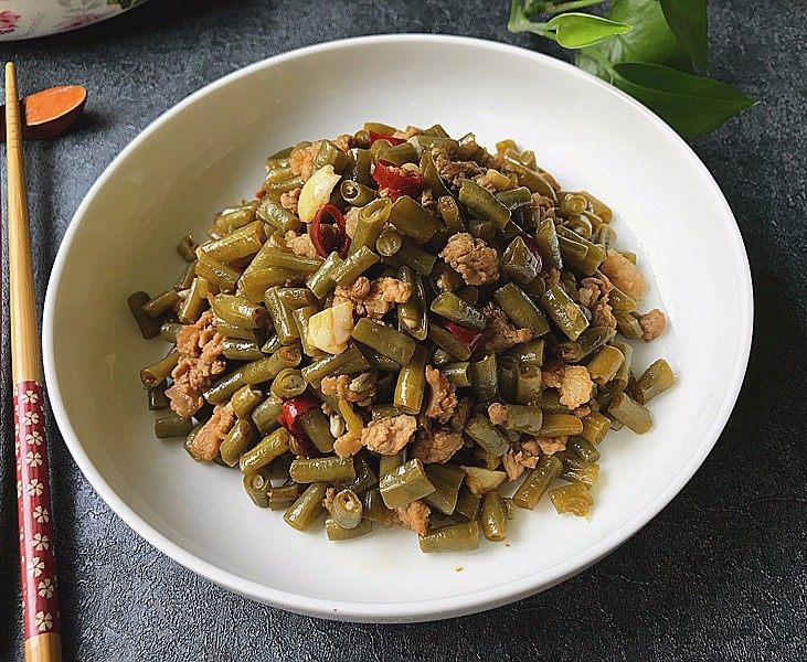 肉沫酸豆角,盛盘,再来碗米饭