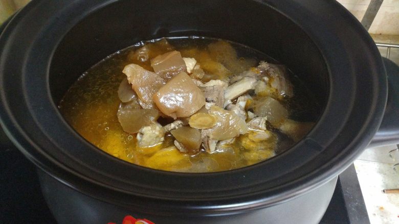 酸萝卜老鸭汤煲,往砂锅里加入清水,清水要没过鸭子三四指。