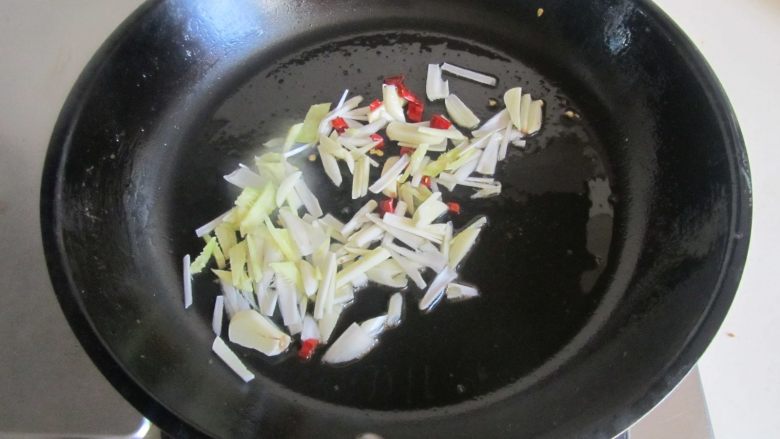 椒盐小龙虾,锅中留少许底油, 将姜葱蒜和红椒爆香;