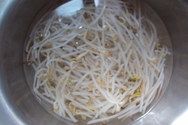 家常炸酱面,绿豆芽洗干净,用热水焯一下