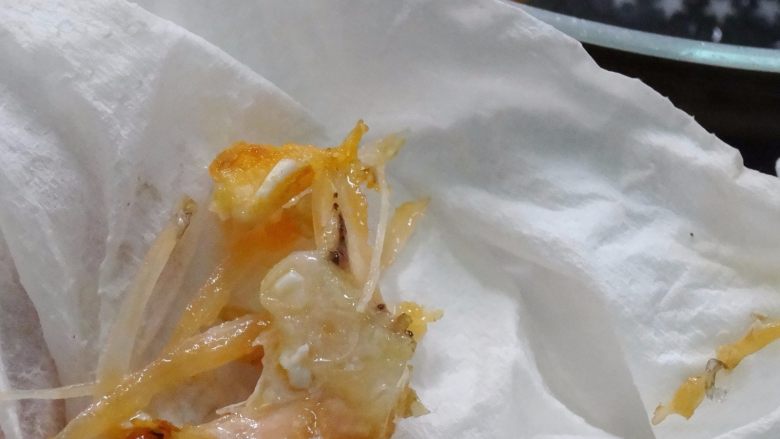 用現煮的米飯也能炒出粒粒分明的櫻花蝦鮭魚,煎好放涼後再一一去除魚剌,並將鮭魚搗碎