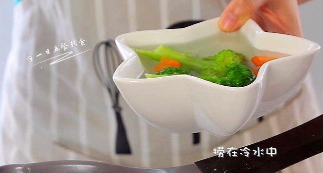 杂蔬炒交通面, 西兰花、胡萝卜热水中焯水2分钟,捞出来放冷水中,西兰花会保持翠绿翠绿的颜色,大块的西兰花再切切小。