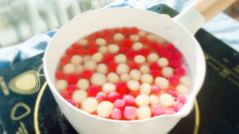 有家鲜厨房|立秋养生汤：炫彩圆子汤,用<a style='color:red;display:inline-block;' href='/shicai/ 520'>糯米粉</a>与水混合，制作白色的小圆子；用<a style='color:red;display:inline-block;' href='/shicai/ 520'>糯米粉</a>与火龙果汁混合，制作彩色的小圆子；煮熟圆子，放入冷水中备用。