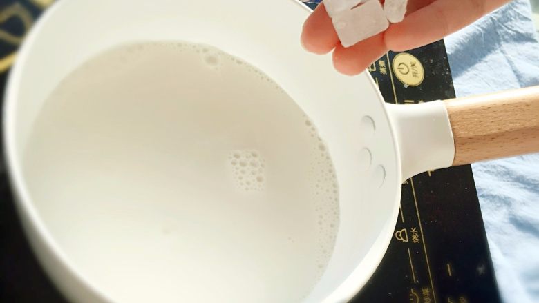 有家鲜厨房|立秋养生汤：炫彩圆子汤,<a style='color:red;display:inline-block;' href='/shicai/ 219'>牛奶</a>、<a style='color:red;display:inline-block;' href='/shicai/ 2015'>椰汁</a>倒入锅中，加入<a style='color:red;display:inline-block;' href='/shicai/ 866'>冰糖</a>煮沸，待用