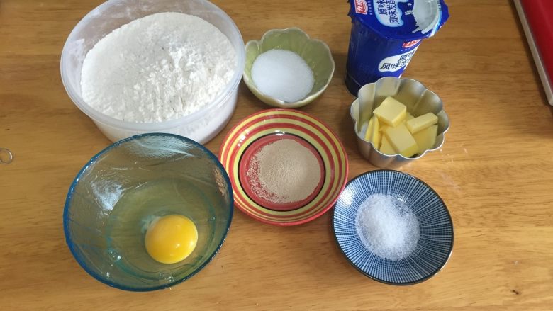 酸奶蜜豆吐司,首先准备好所有的材料
以下配方可制作两个椭圆形轻乳酪模具,我用的是学厨的
