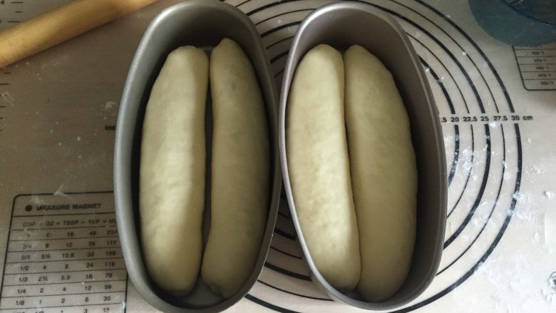 酸奶蜜豆吐司, 将所有的面团塑形后放入模具中