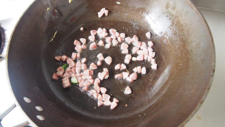 #食二星座#+牛肉罗勒肠炒饭,另起一锅,放入适量油,热后放入香肠翻炒