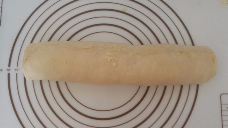 椰蓉酥粒面包,19.慢慢的卷起来,收口处捏紧