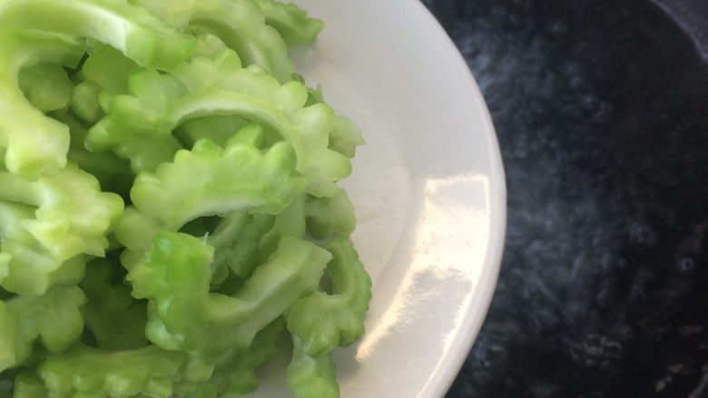 蜜汁凉瓜,沸水中加适量精盐,把凉瓜倒入焯烫