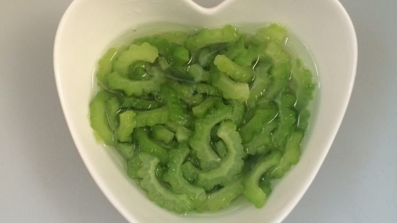 蜜汁凉瓜,放入冰箱,冷藏浸泡