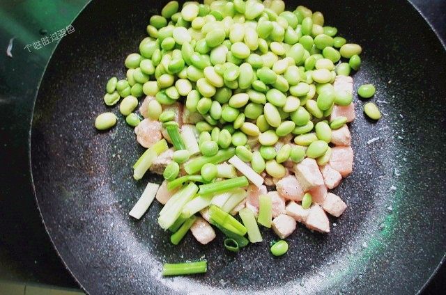 毛豆鸡丁,鸡肉变色后，加入毛豆