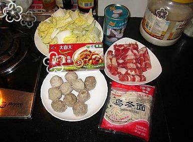 椰香咖喱火锅 ,黄芽白洗净切成大块，丸子也洗净，将所有材料事先准备好