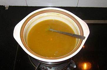 椰香咖喱火锅 ,锅内放入大半锅<a style='color:red;display:inline-block;' href='/shicai/ 156925'>水</a>，烧开，再放入一盒块状咖喱，搅拌至咖喱溶化