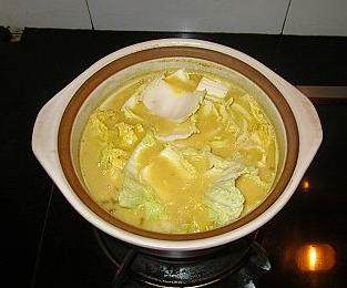 椰香咖喱火锅 ,放入黄芽白菜帮子慢火煮
