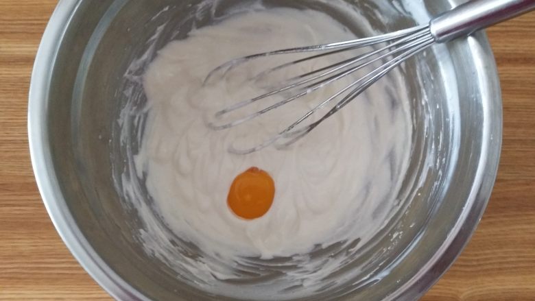 乳酪蛋糕,加入蛋黄这里我也是分两次加入的,搅打均匀
