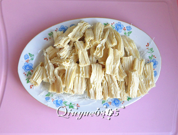 #食二星座#牛肉腐竹粉丝,把粉丝和腐竹依次码在盘里,如图。