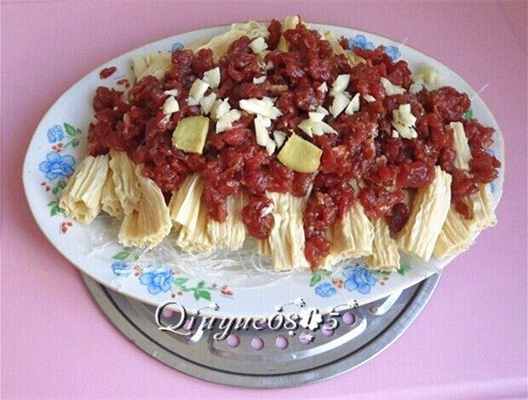 #食二星座#牛肉腐竹粉丝,牛肉上面放上姜蒜碎,放笼屉蒸