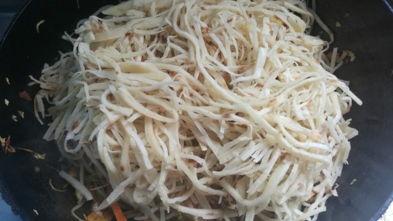 素味炒饼,放进<a style='color:red;display:inline-block;' href='/shicai/ 7961'>饼丝</a>,盖上锅盖,转小火焖5分钟。
