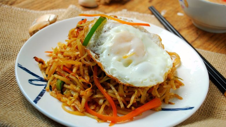 素味炒饼,装盘,放上煎鸡蛋,