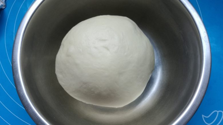 扭扭豆沙小土司,面团收圆放回盆内,盖保鲜膜进行基础发酵。