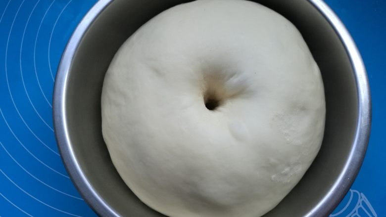 扭扭豆沙小土司,面团发酵到2倍大,用手指沾干面粉戳个洞不回缩不塌陷表示发酵完成。