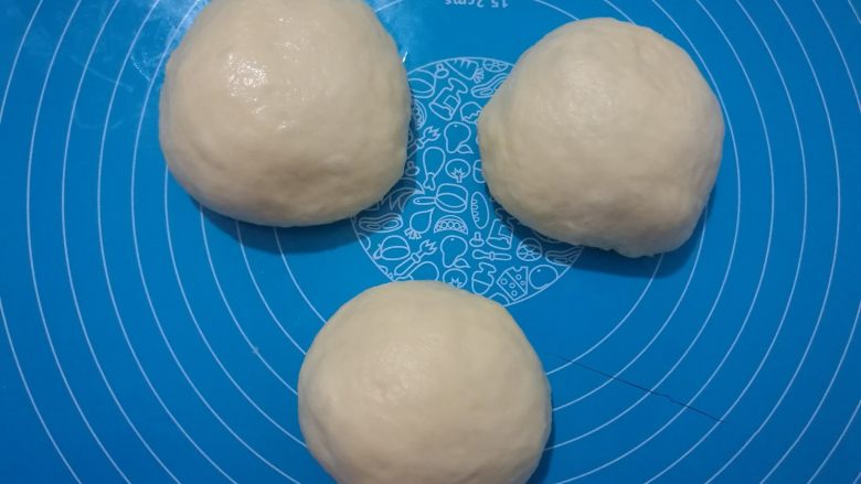 扭扭豆沙小土司,面团均分成3个小面团(如果两个土司盒分成2个也可以),盖保鲜膜松弛5分钟。