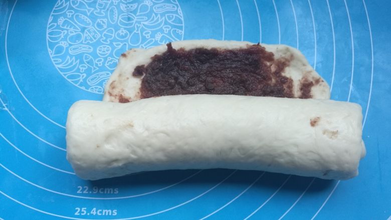 扭扭豆沙小土司,卷起来,收口捏紧。