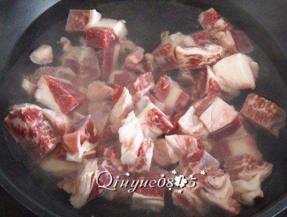 #食二星座#牛肉炖冻豆腐,牛肉水焯一下,去掉杂质。