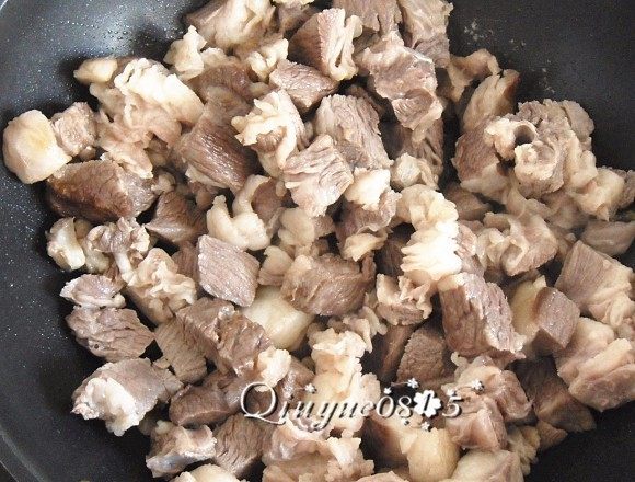 #食二星座#牛肉炖冻豆腐,等糖的颜色变为褐色,稍有一点冒烟时,把肉块放进去,翻炒。放料酒。
