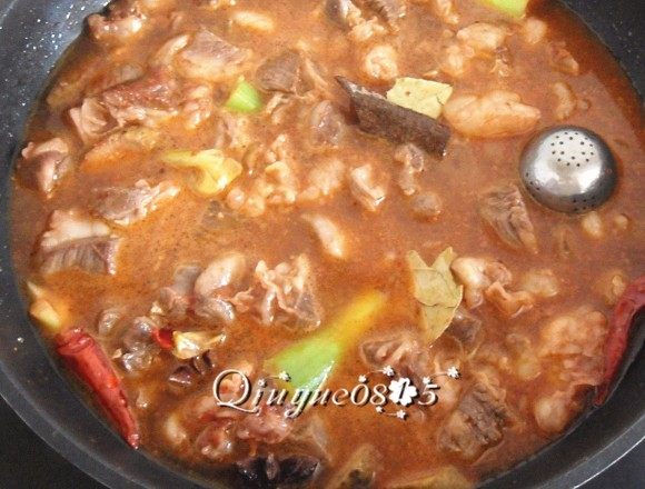 #食二星座#牛肉炖冻豆腐,放水,水量为没过肉为宜,一次加足水量。放牛肉粉、桂皮、香叶、花椒、大料,盖上锅盖慢炖(时间根据自己锅具掌握)