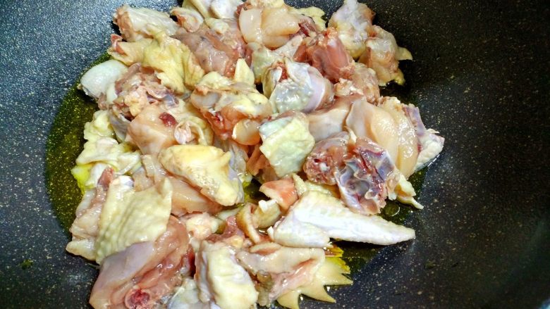 青椒鸡,下入鸡肉块,把鸡肉块炒到翻白色。