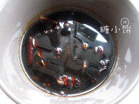 酱肉,<a style='color:red;display:inline-block;' href='/shicai/ 692'>酱油</a>加<a style='color:red;display:inline-block;' href='/shicai/ 10588'>糖</a>，<a style='color:red;display:inline-block;' href='/shicai/ 695'>八角</a>，<a style='color:red;display:inline-block;' href='/shicai/ 710'>桂皮</a>，<a style='color:red;display:inline-block;' href='/shicai/ 741'>香叶</a>和<a style='color:red;display:inline-block;' href='/shicai/ 700'>花椒</a>煮沸后冷却备用