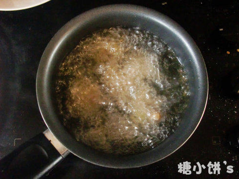 孜然牙签鸡肉串,热油。大火炸至定型后小火炸透