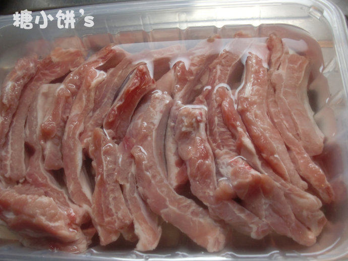 京都排骨,<a style='color:red;display:inline-block;' href='/shicai/ 434'>排骨</a>洗净。用<a style='color:red;display:inline-block;' href='/shicai/ 718'>料酒</a>，盐腌制一下