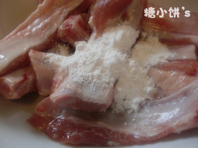 京都排骨,放入淀粉抓匀。放在一边待用