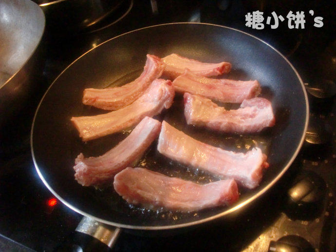 京都排骨,排骨放在平底锅中煎至两面金黄