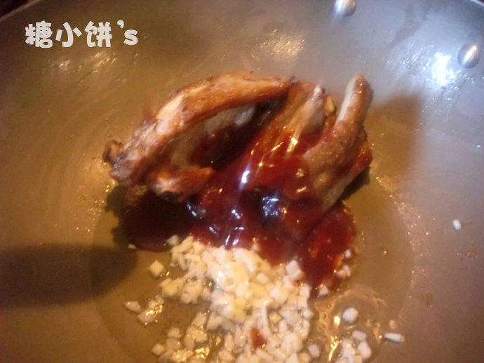 京都排骨,用煎排骨剩余的油爆香蒜末后放入煎好的排骨
