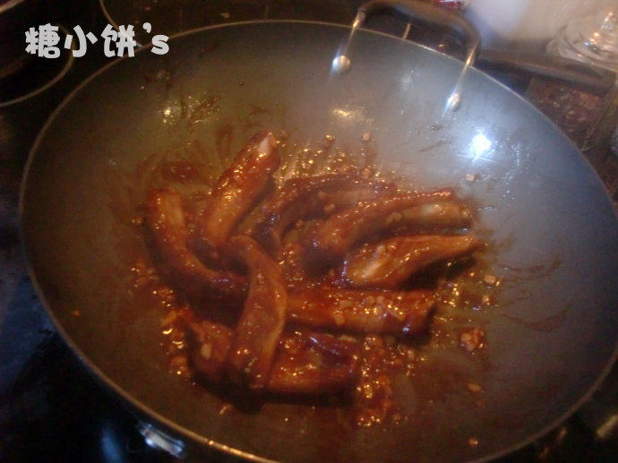 京都排骨,倒入调好的料汁翻拌均匀即可