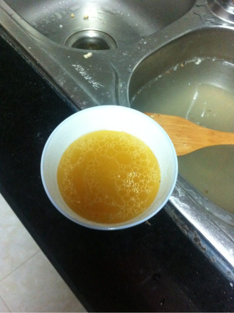 佛手白菜,取小碗装入少量淀粉,耗油,香油调散