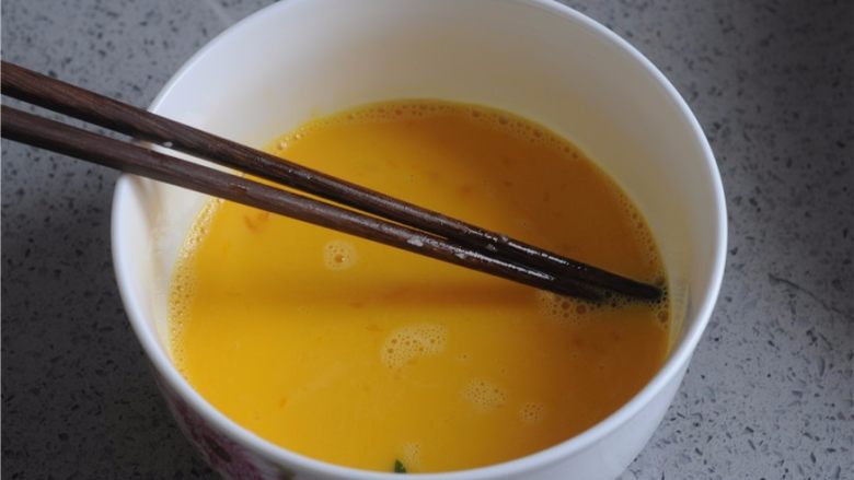 >荸荠瘦肉鸡蛋饺子,<a style='color:red;display:inline-block;' href='/shicai/ 9'>鸡蛋</a>打散,尽量打均匀