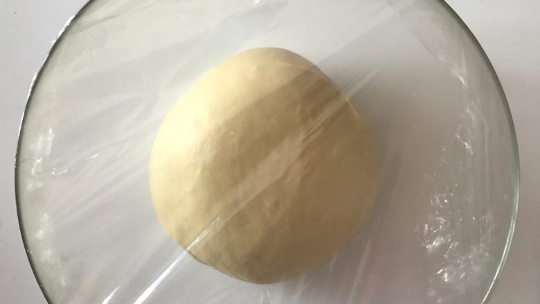 元气早餐之热狗餐包,揉好的面团进行基础发酵,发酵至2倍大。