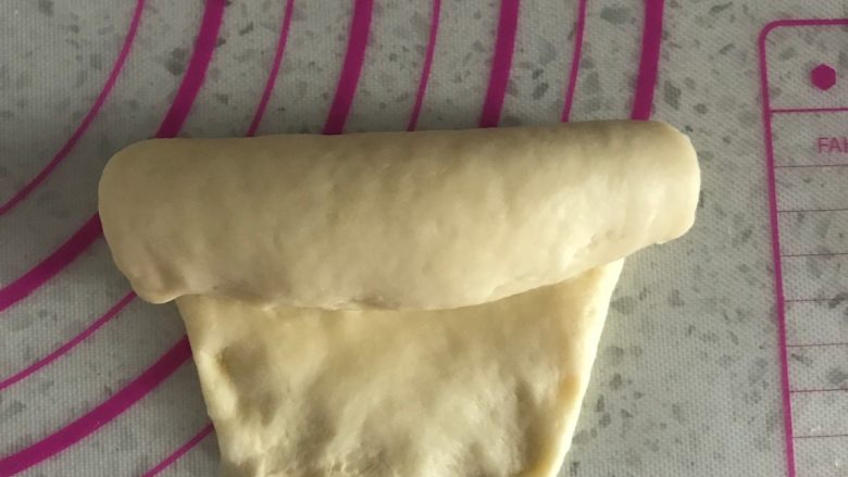 元气早餐之热狗餐包,从一侧卷起,捏紧收口。