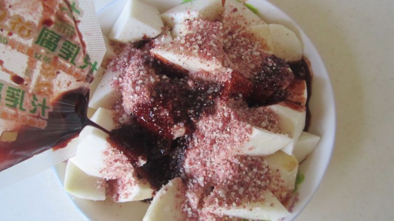 芋头蒸鸡腿, 加入适量的米粉和腐乳汁拌均匀;