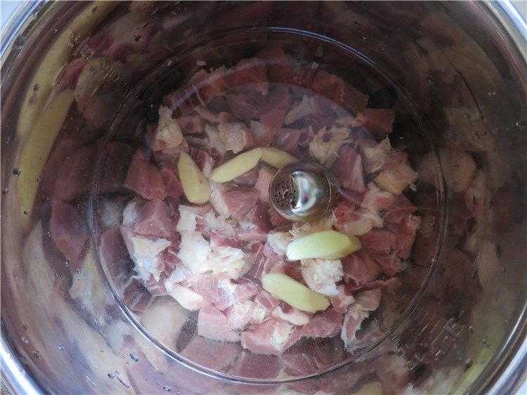 #食二星座#西红柿牛腩汤,放入电高压锅内,放入适量的水,高出一指即可