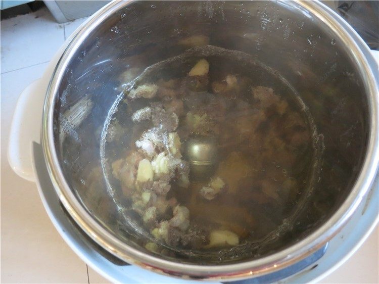 #食二星座#西红柿牛腩汤,盖好盖,选择高压锅肉类档,老式电高压锅排气阀在密封状态,接通电源开始工作,时间到自然排气完成再打开盖子