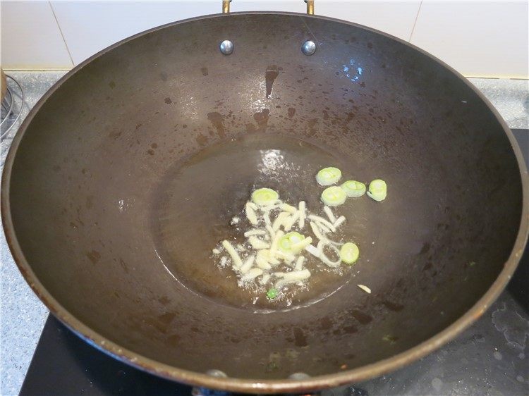 #食二星座#西红柿牛腩汤,炒锅放入少许的油,葱姜爆香